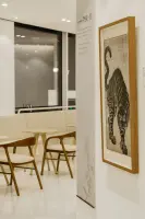 민화 호랑이가 어우러진 모던 한국풍 갤러리